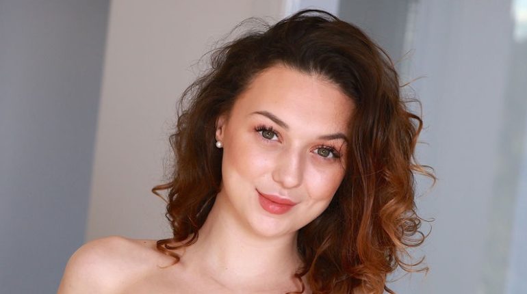 Sienna Wallace Shares Her Experience, Gives Advice on Supplements for Bone Strength