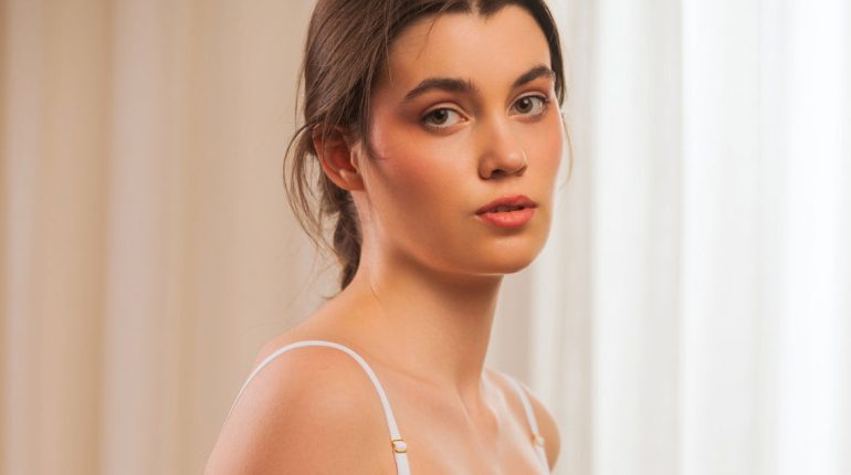 Victoria Evans Shares Her Experience, Gives Guidance on Supplements for Hair and Nail Growth Victoria Evans Shares Her Experience, Gives Guidance on Supplements for Hair and Nail Growth