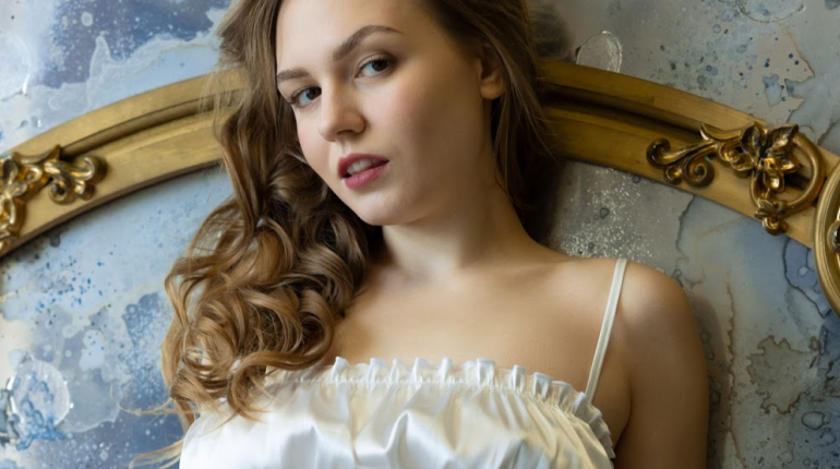 Female Makeup Artist Mia Shares 2026 Bridal Makeup Package Price Review